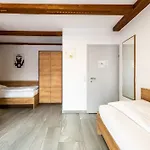 בית הארחה Wels Inn Hotel 3*