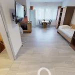 בית הארחה Wels Inn Hotel וולס
